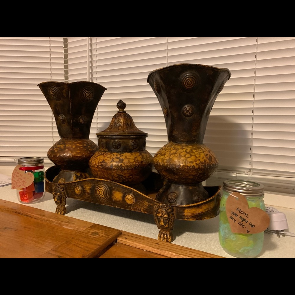 3 vases with mini table decor